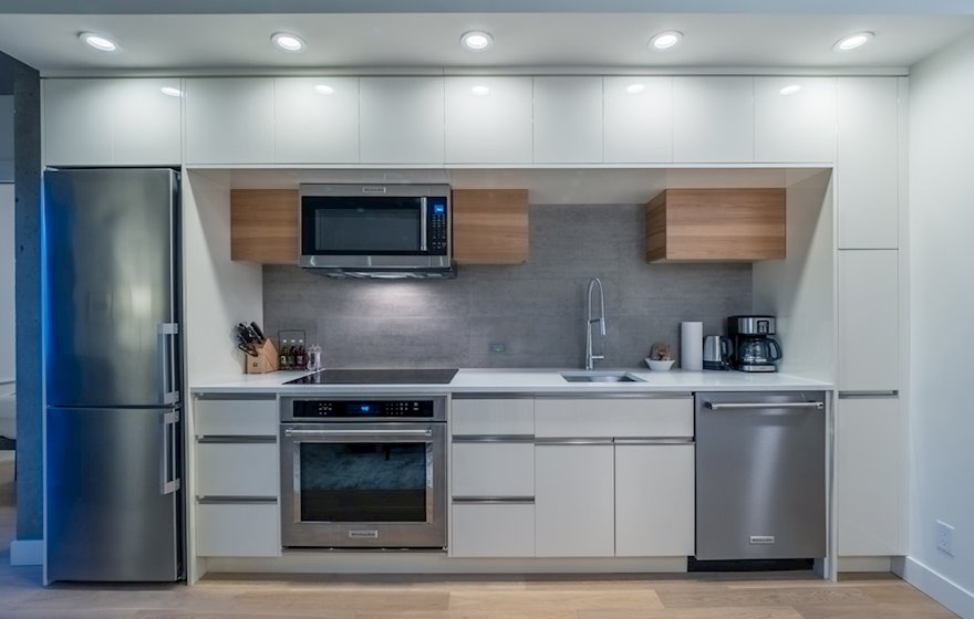 989-403 Modern Kitchen, Fully Furnished Condo