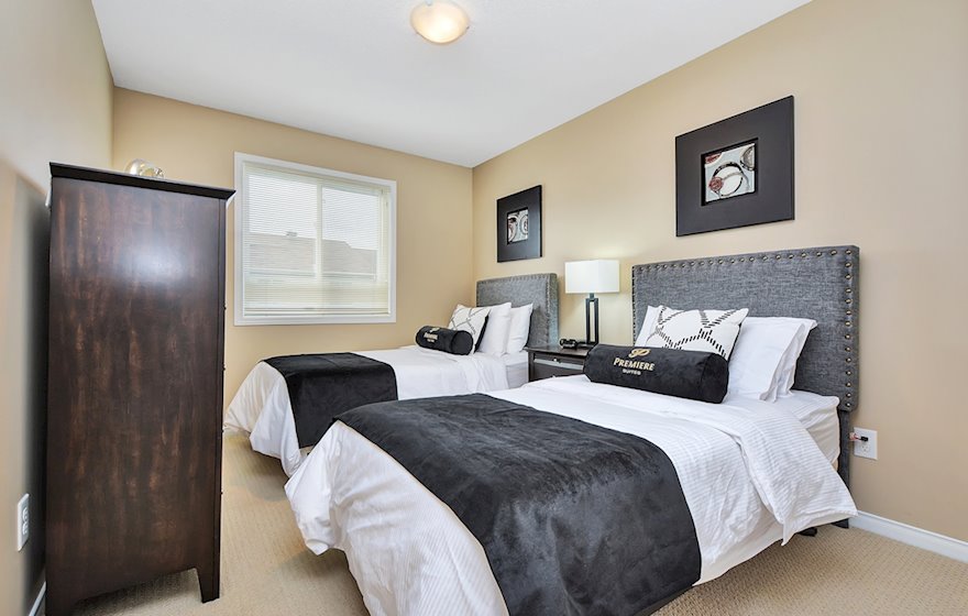 243 Arrita - Third Bedroom Twin Mattresses Fully Furnished Apartment Suite Kanata