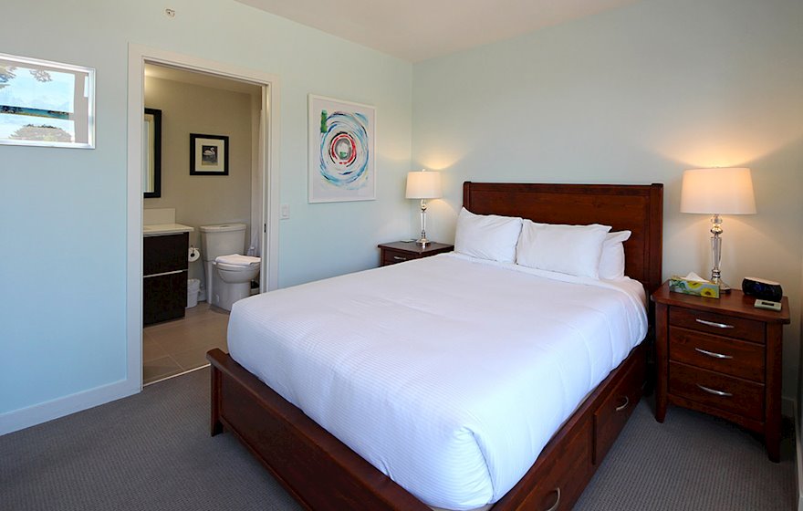 Duet queen bedroom with shared ensuite