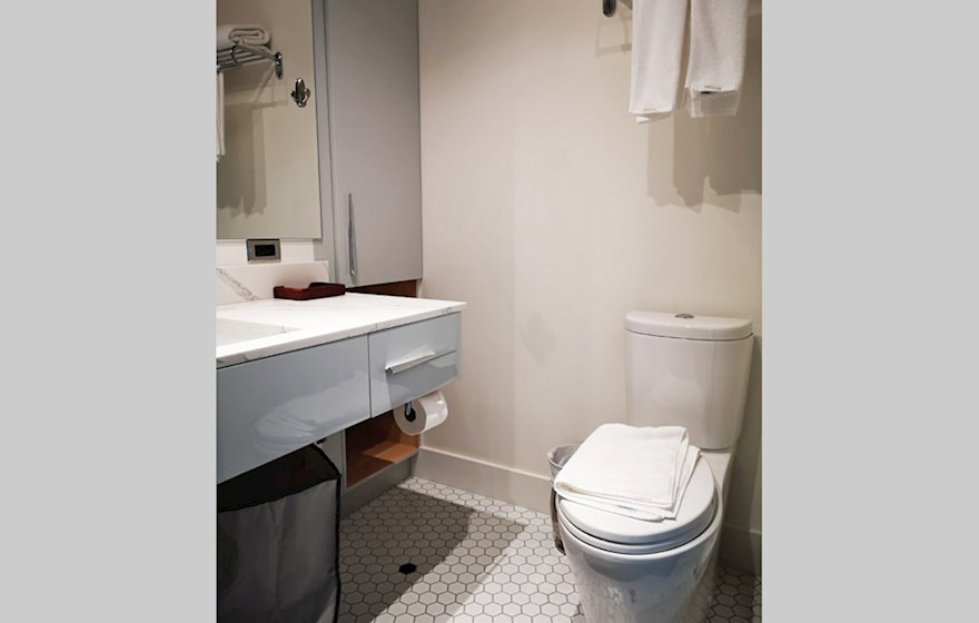 Jukebox 902 bathroom