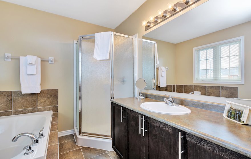 243 Arrita - Master Bathroom Soaker Tub Fully Furnished Apartment Suite Kanata